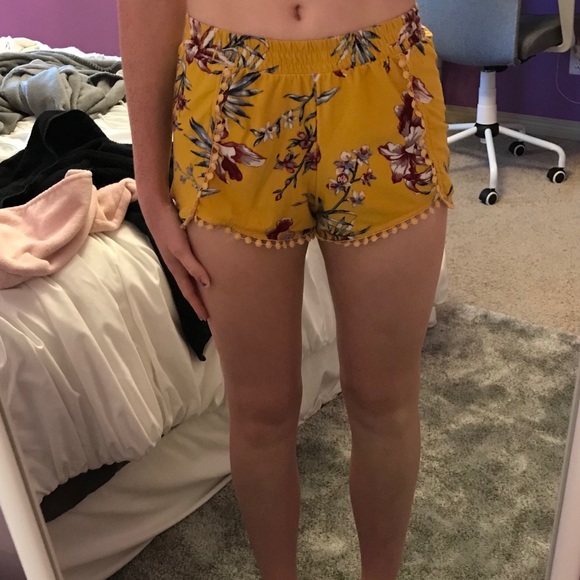 🍒3 for $12 - Ardene Yellow Floral Shorts - Picture 4 of 5